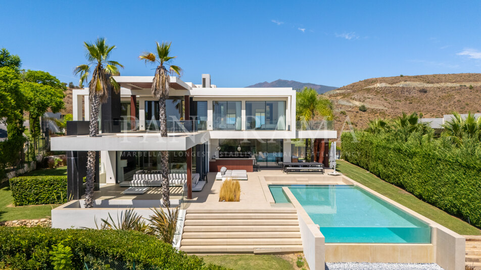Villa Spectre – Contemporary elegance with panoramic views in Los Flamingos