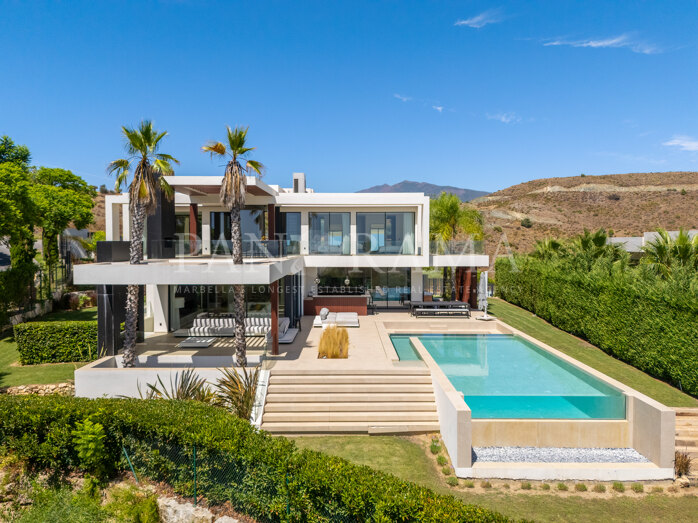 Villa Spectre – Élégance contemporaine avec vues panoramiques à Los Flamingos
