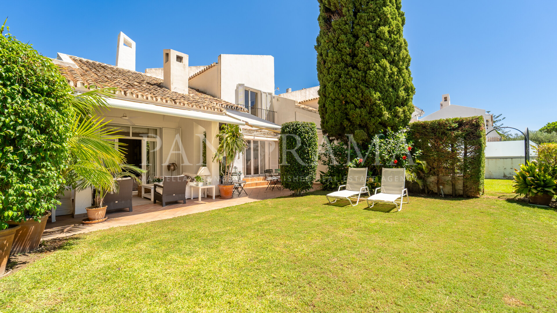Elegant townhouse in Peñablanca, within a gated community in Nueva Andalucía