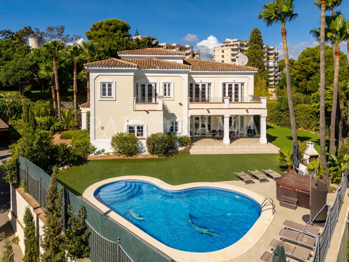 Villa à prix attractif avec vue sur la mer et le parcours de golf d’Atalaya