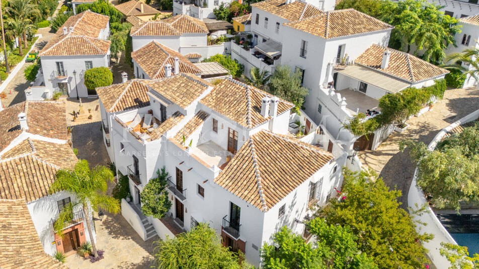 Contemporary luxurious townhouse within Lomas Pueblo