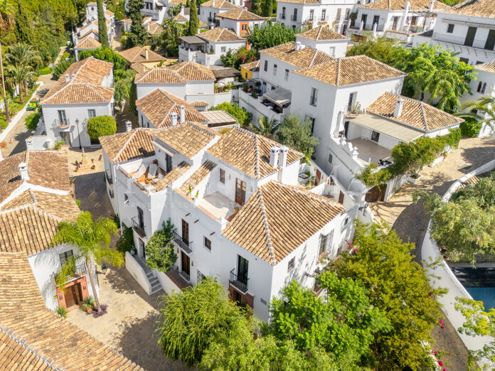 Contemporary luxurious townhouse within Lomas Pueblo
