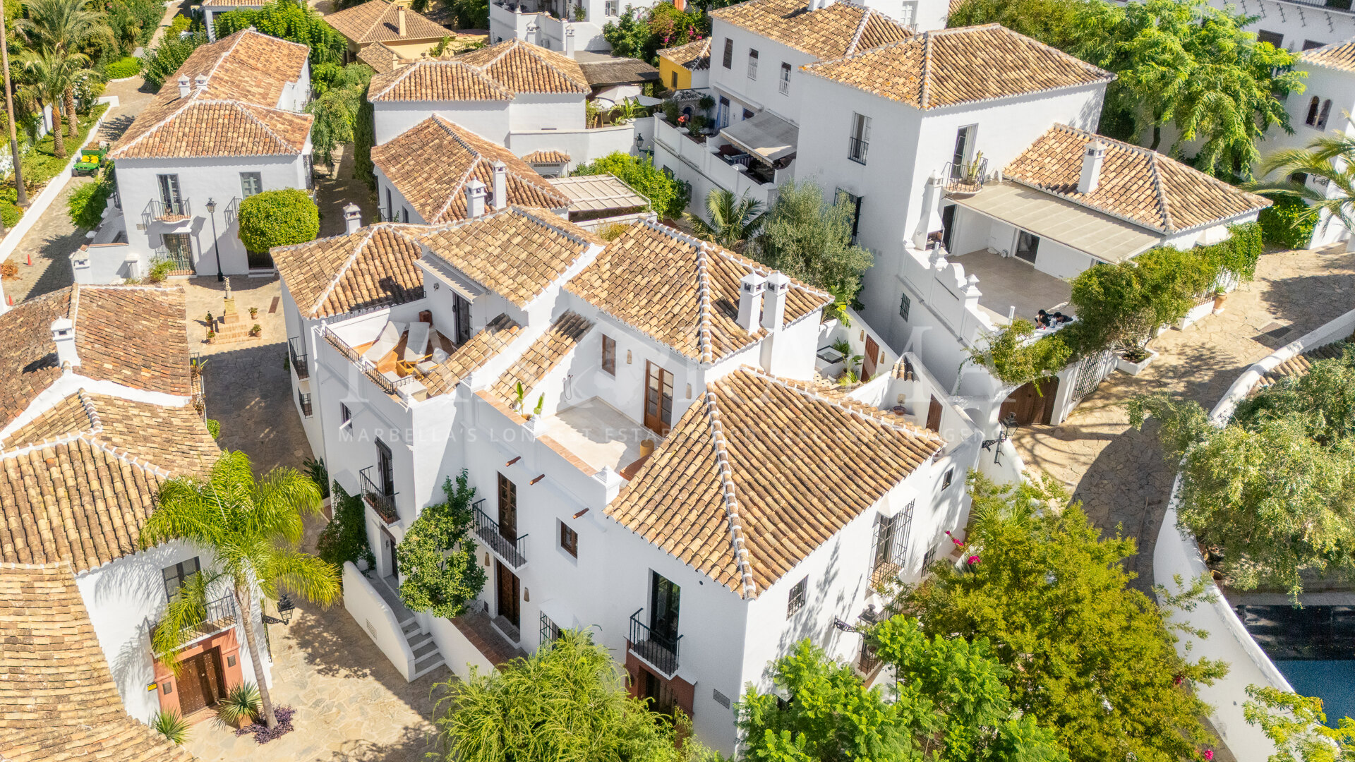 Contemporary luxurious townhouse within Lomas Pueblo