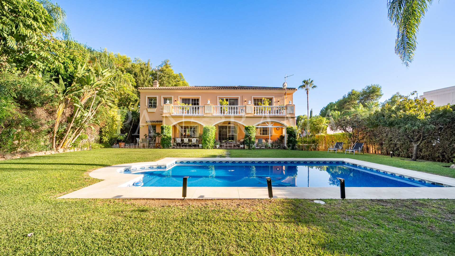 Mediterranean-style villa with a mature garden and excellent potential in Atalaya de Río Verde