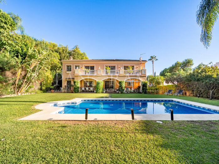 Mediterranean-style villa with a mature garden and excellent potential in Atalaya de Río Verde