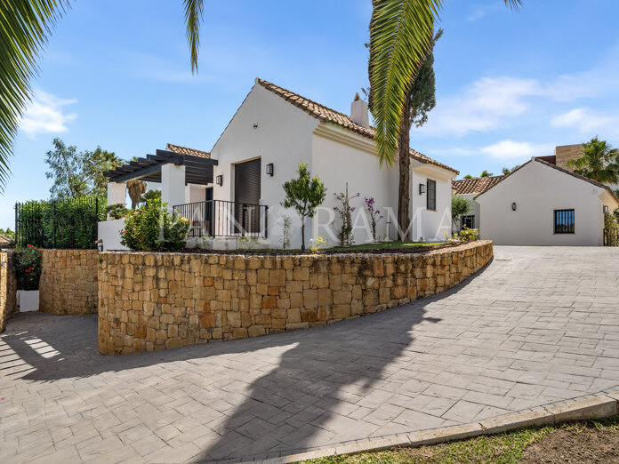 Mediterranean villa in the exclusive gated community of Cascada de Camoján