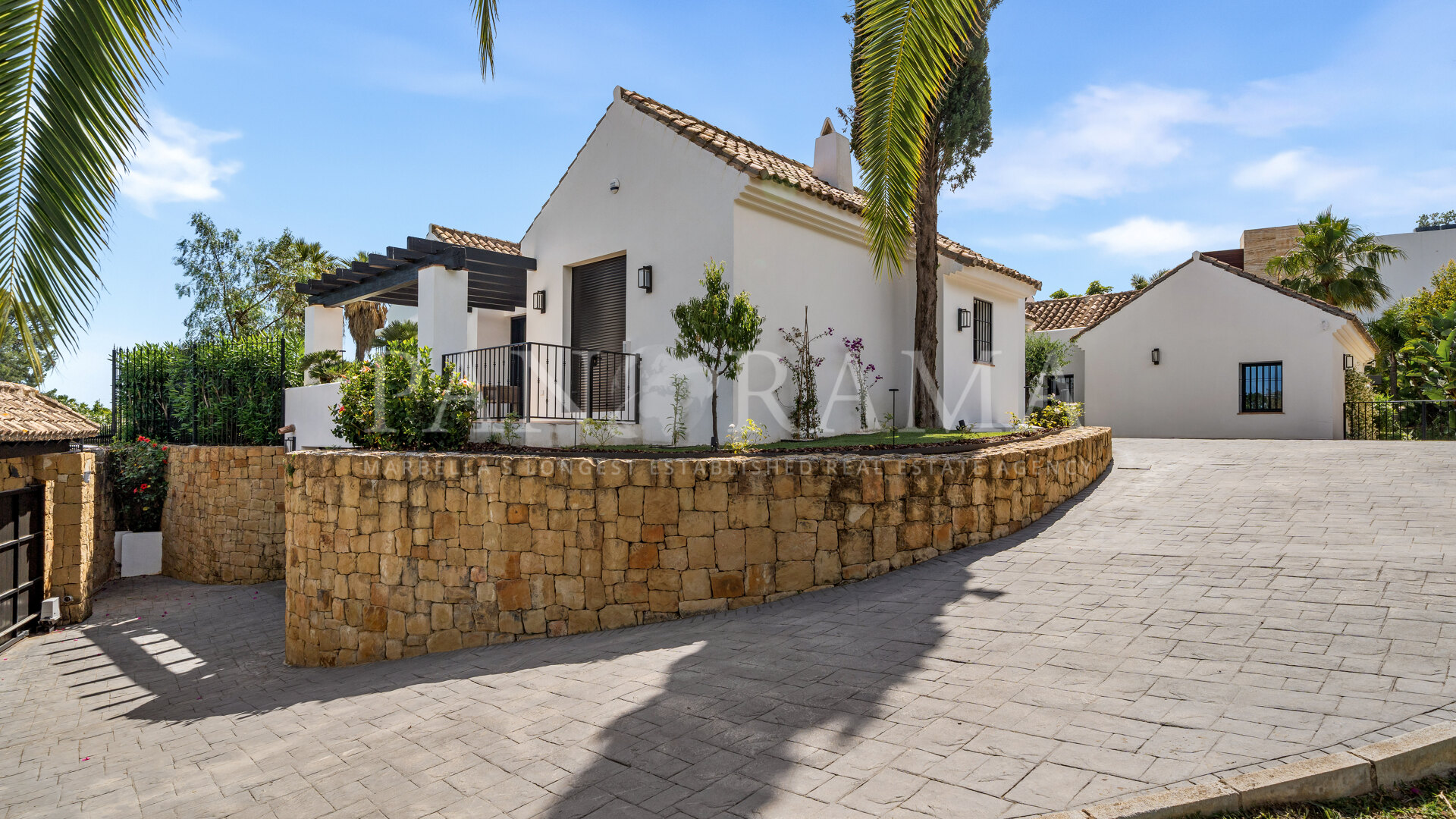 Mediterranean villa in the exclusive gated community of Cascada de Camoján