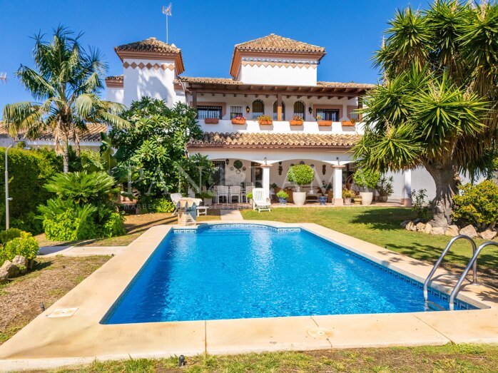 Villa Aloha Green : opportunité de rénovation exceptionnelle en première ligne d’Aloha Golf