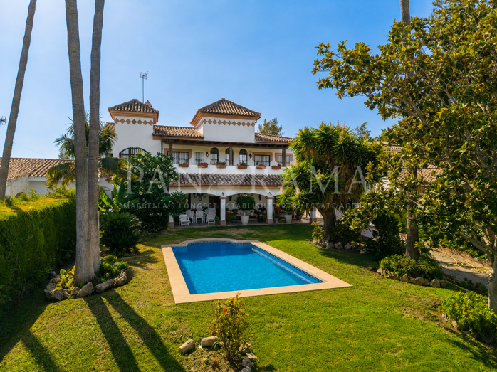 Villa Aloha Green – Elegante klassische Villa in erster Golflinie von Aloha