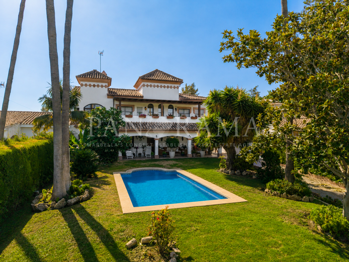 Villa Aloha Green – Elegant classic villa on the front line of Aloha Golf