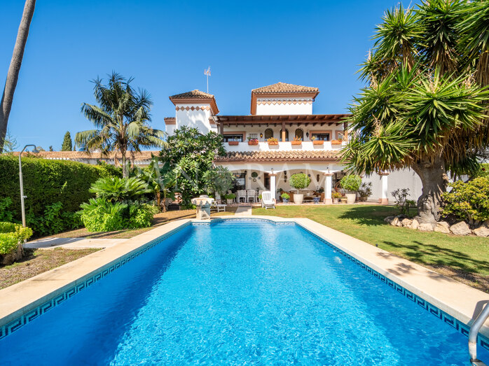 Villa Aloha Green : opportunité de rénovation exceptionnelle en première ligne d’Aloha Golf
