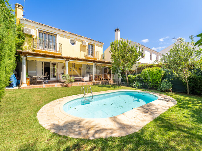 Exceptional Opportunity: Charming Mediterranean villa with private pool and garden in Marbella East
