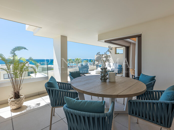 Impresionante apartamento con acceso directo a la playa y fabulosas vistas en Valaya, un complejo frente al mar en la Nueva Milla de Oro
