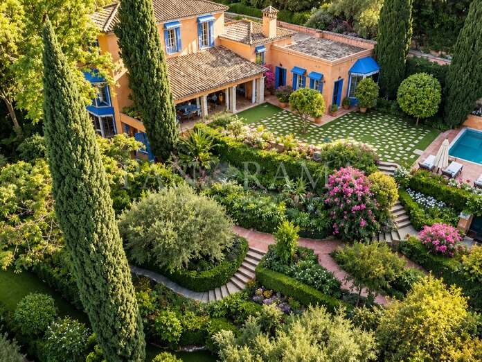 Finca Santa Elena: Exclusive mediterranean estate with botanical gardens beside the river in the heart of Benahavís centre