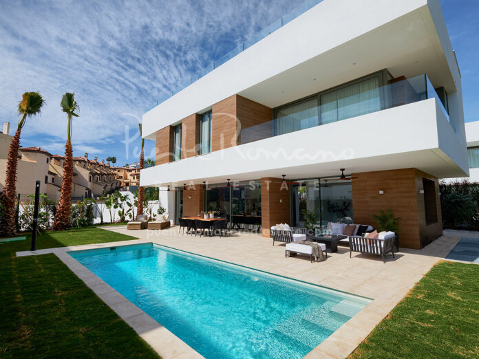 Moderna villa en primera línea de golf en El Campanario, Estepona Este