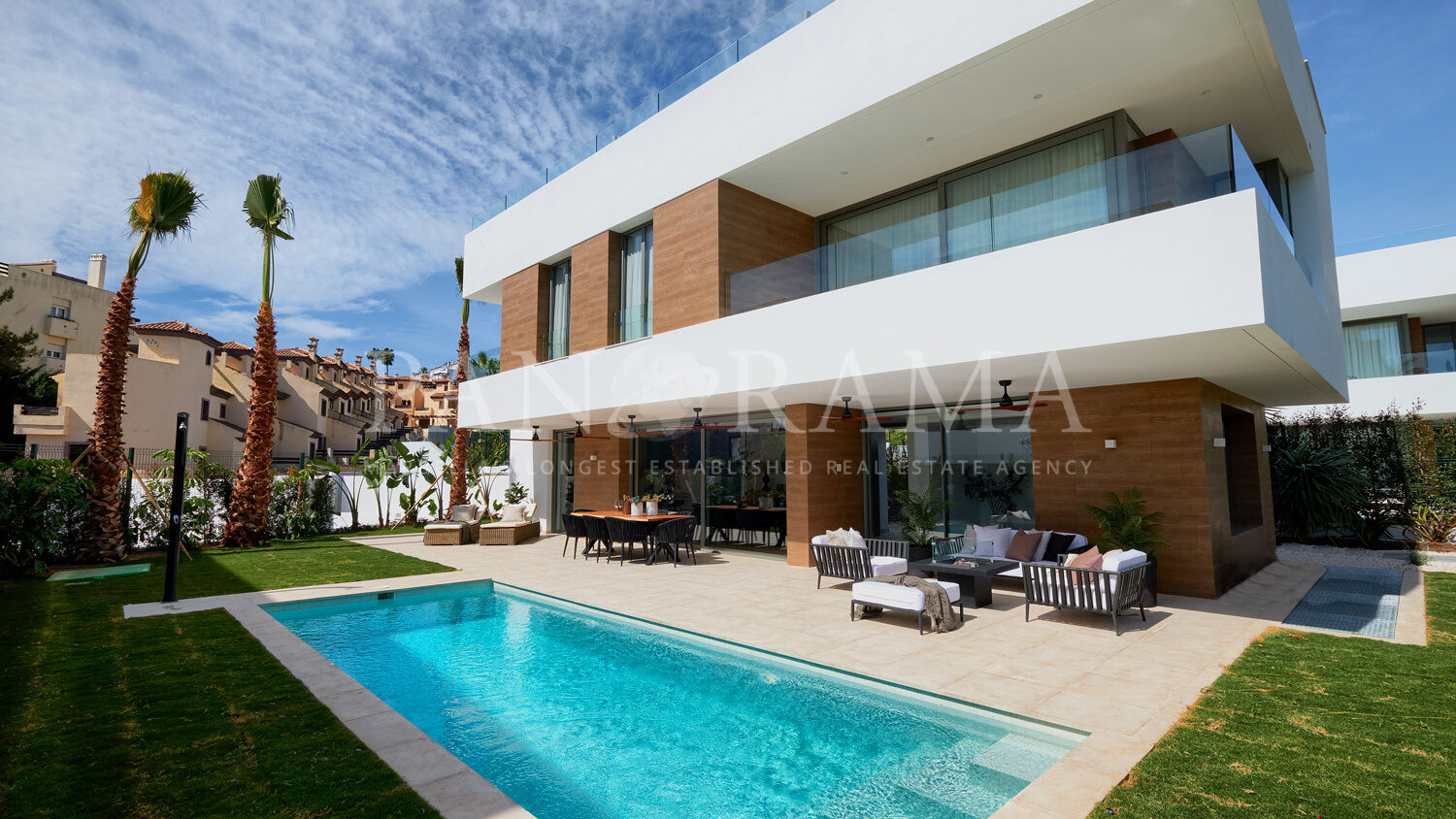 Villa moderne en première ligne de golf à El Campanario, Estepona Est