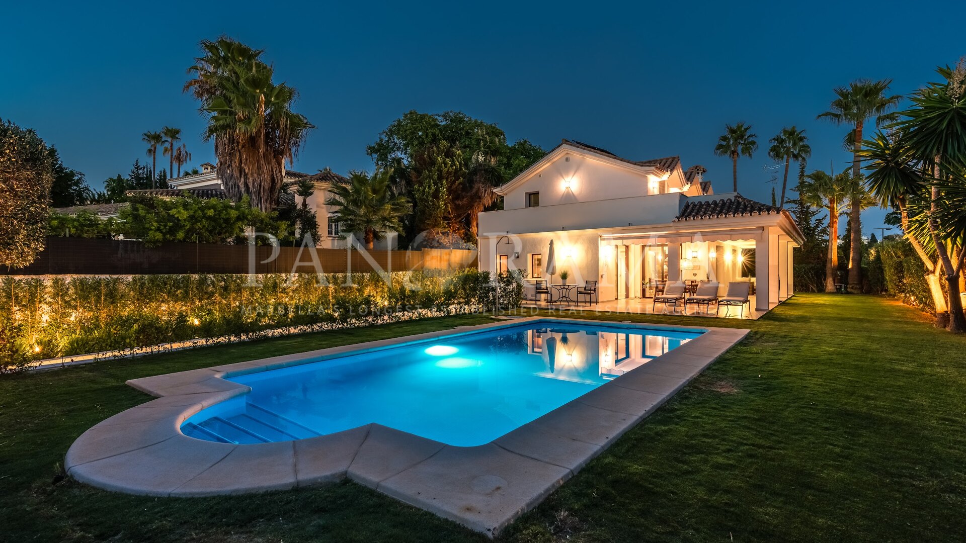 Westelijk georiënteerde Scandinavische villa met panoramisch uitzicht in de Golfvallei van Marbella