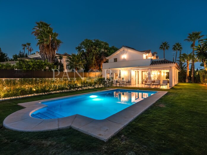 Westelijk georiënteerde Scandinavische villa met panoramisch uitzicht in de Golfvallei van Marbella