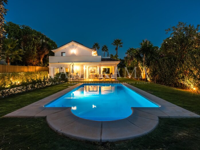 Villa de style scandinave orientée ouest avec vue panoramique dans la Vallée du Golf de Marbella