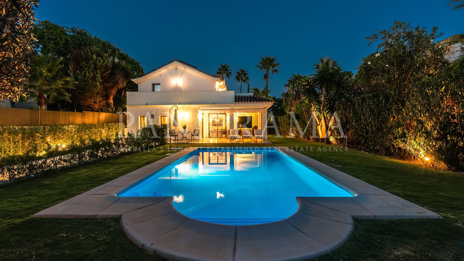 Westelijk georiënteerde Scandinavische villa met panoramisch uitzicht in de Golfvallei van Marbella