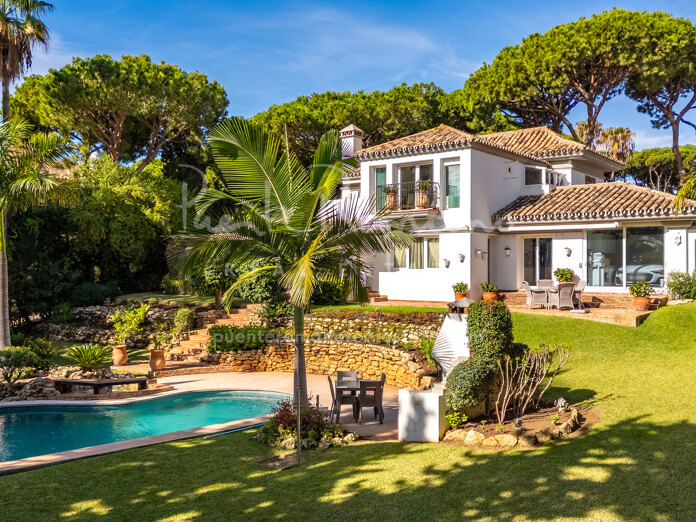 Elegante villa Andaluza con jardín maduro y privacidad en Hacienda Las Chapas