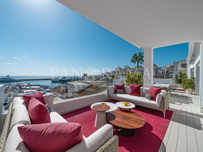 Penthouse in Puerto Banús with breath-taking views of the sea and marina