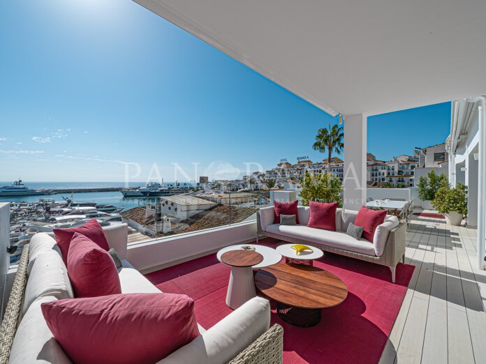 Ático en Puerto Banús con impresionantes vistas al mar y al puerto deportivo