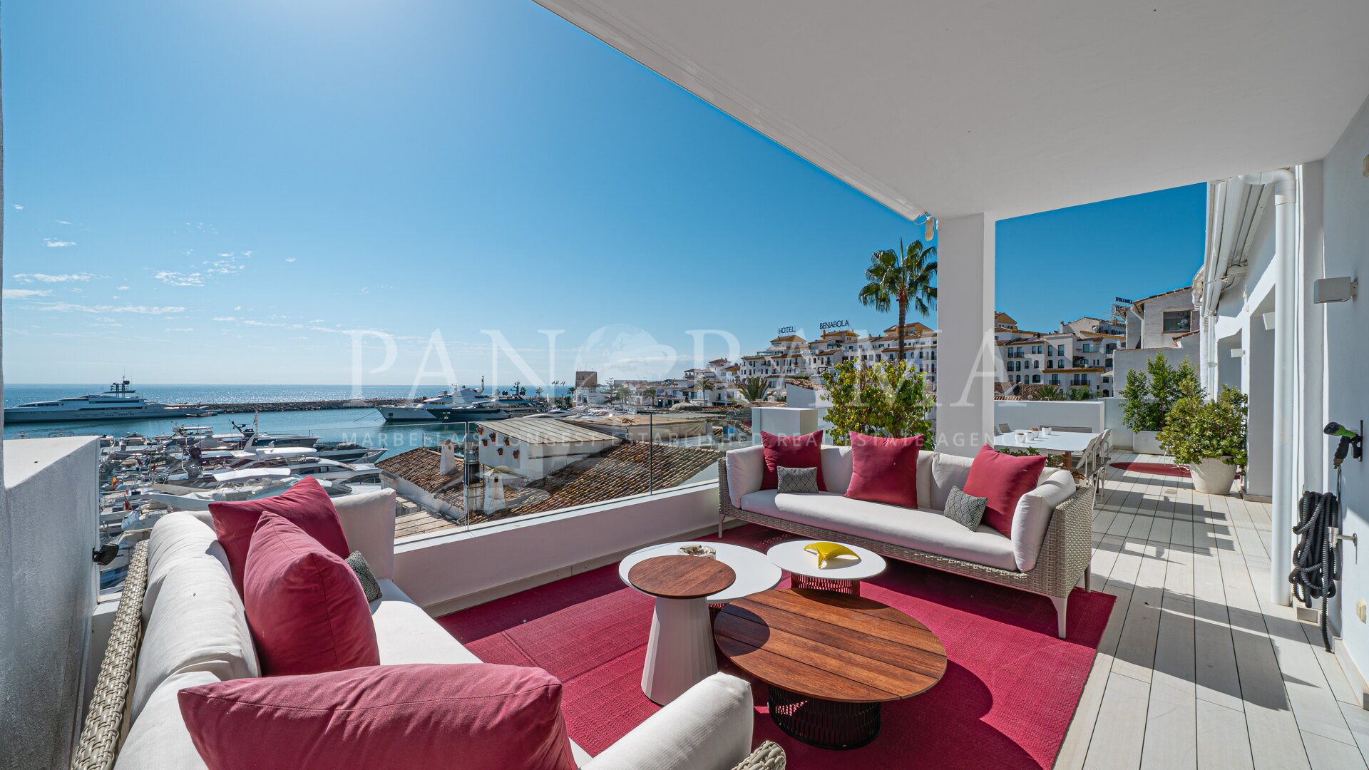 Penthouse in Puerto Banús with breath-taking views of the sea and marina