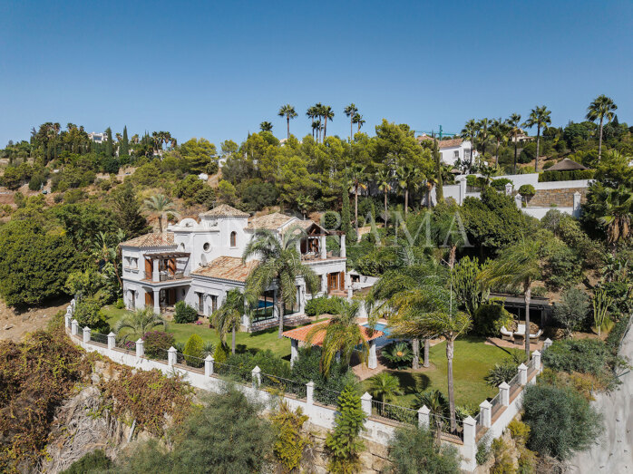 Villa Las Palmeras, une élégante villa traditionnelle andalouse située à El Madroñal, à Benahavís