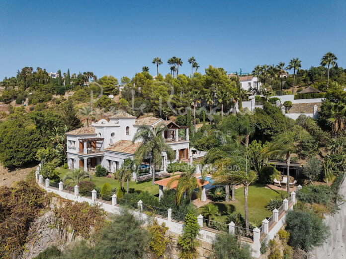 Villa Las Palmeras, una elegante villa tradicional andaluza situada en El Madroñal, en Benahavís