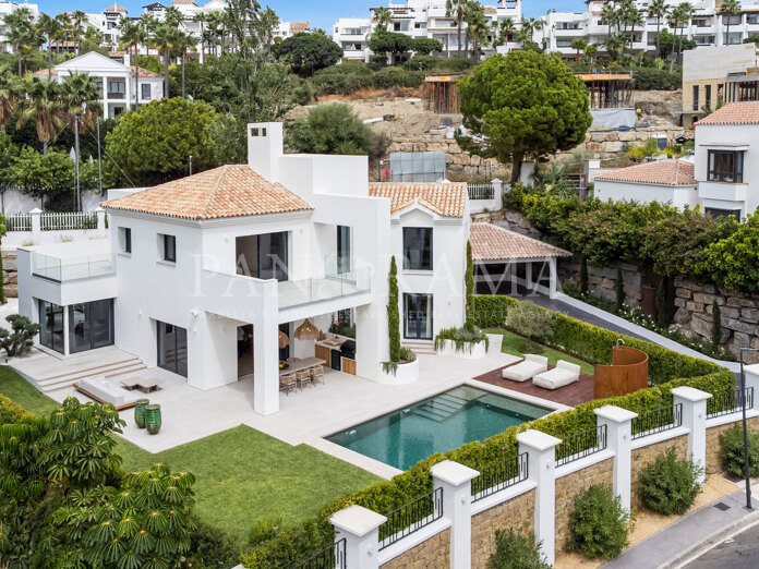 Moderne Villa mit 4 Schlafzimmern, Pool und teilweisem Meerblick in La Alquería in Benahavís