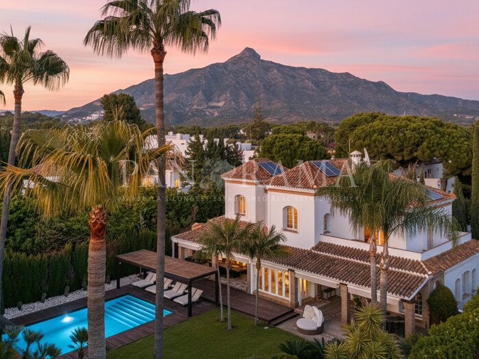 Elegante villa in Franse Provençaalse stijl in het gewilde Aloha, met verwarmd zwembad en volgroeide tuinen