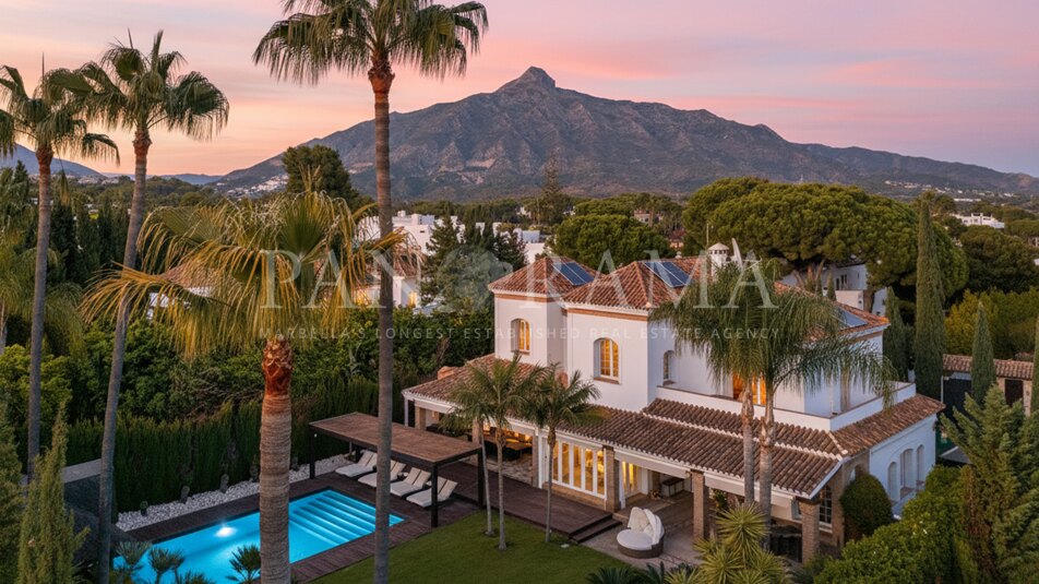 Elegante villa de estilo provenzal francés en la cotizada zona de Aloha, con piscina climatizada y jardines maduros
