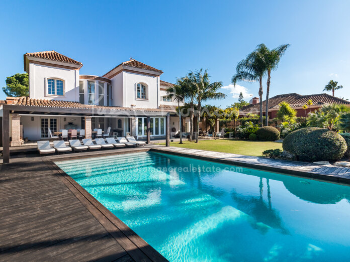 Elegante villa de estilo provenzal francés en la cotizada zona de Aloha, con piscina climatizada y jardines maduros