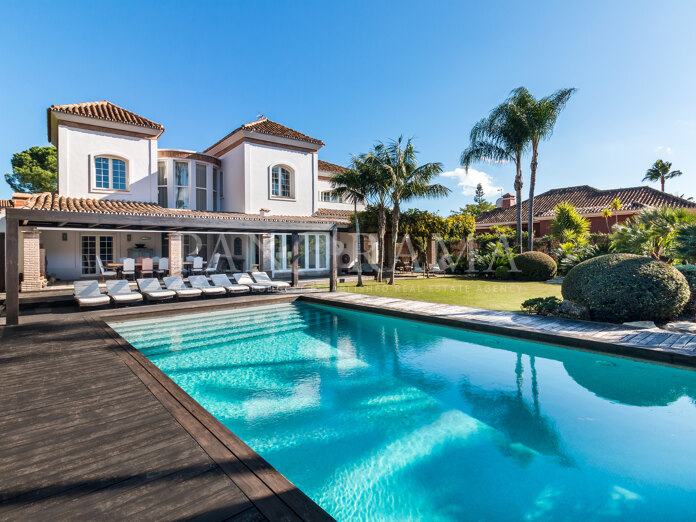 Elegante Franse Provençaalse villa in het gewilde Aloha met verwarmd zwembad en volgroeide tuinen