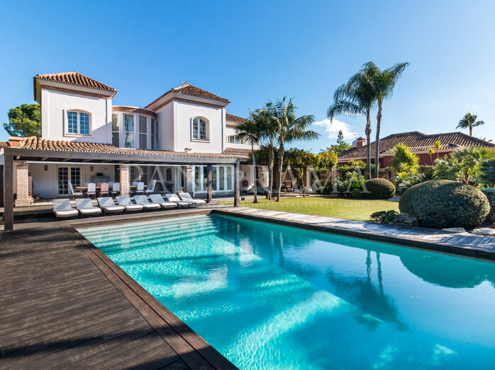 Elegante französisch-provenzalische Villa in begehrter Lage von Aloha mit beheiztem Pool und eingewachsenen Gärten