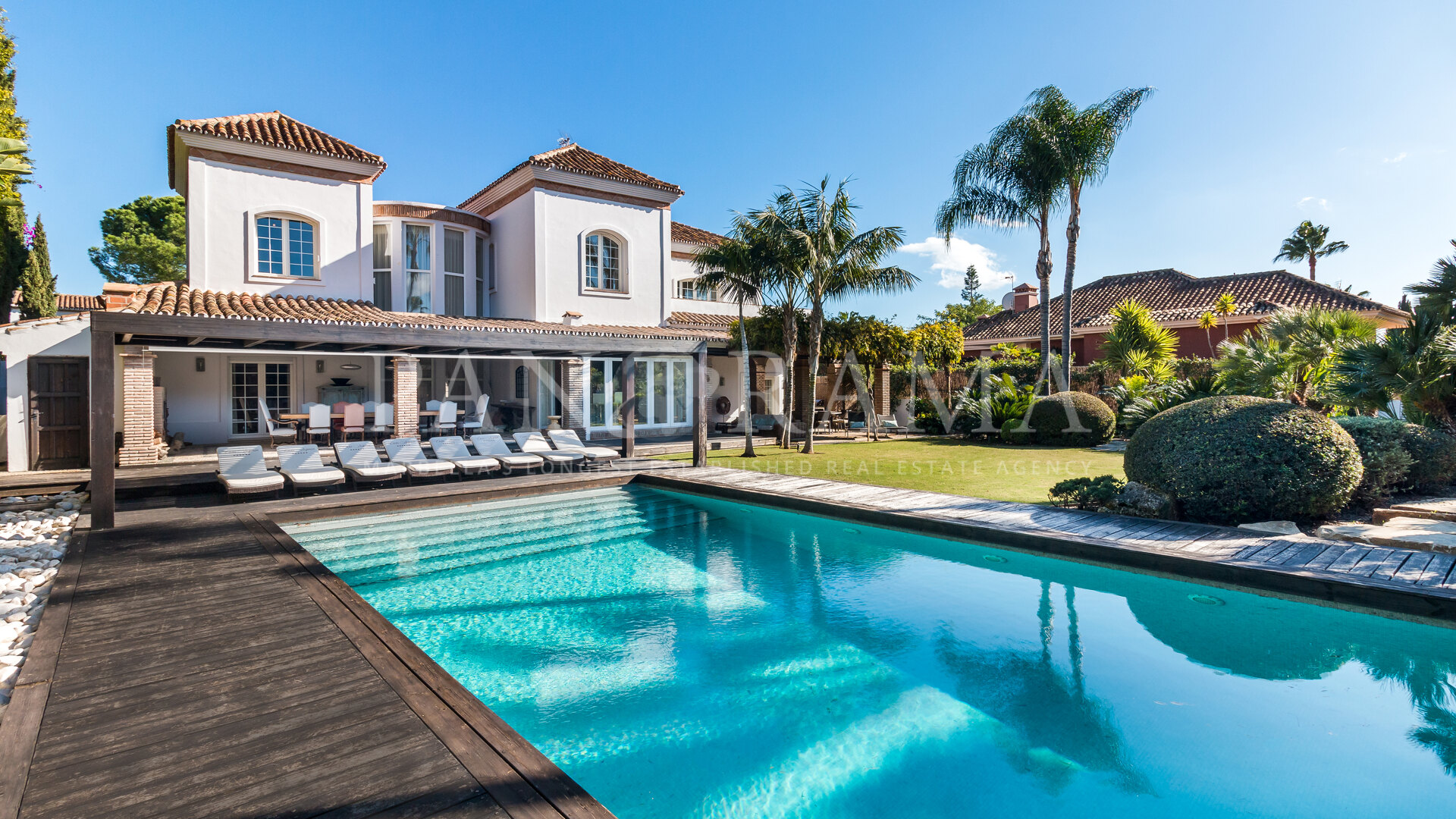 Elegante französisch-provenzalische Villa in begehrter Lage von Aloha mit beheiztem Pool und eingewachsenen Gärten
