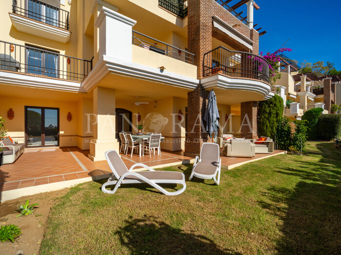 Groundfloor apartment with private garden in Los Arqueros Golf