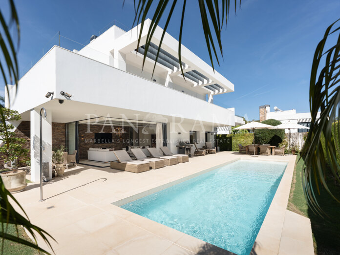 Stunning modern beachside villa in Linda Vista Baja - San Pedro playa