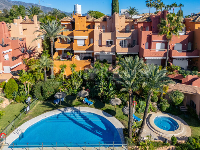 Spacious semi-detached villa with great renovation potential in Atalaya de Río Verde, just steps from Puerto Banús and golf courses