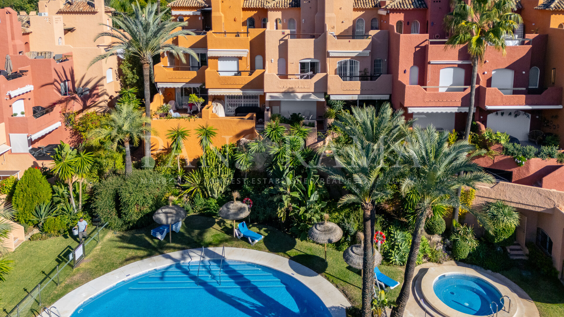 Großzügiges Reihenhaus mit großem Renovierungspotenzial in Atalaya de Río Verde, nur wenige Schritte von Puerto Banús und Golfplätzen entfernt