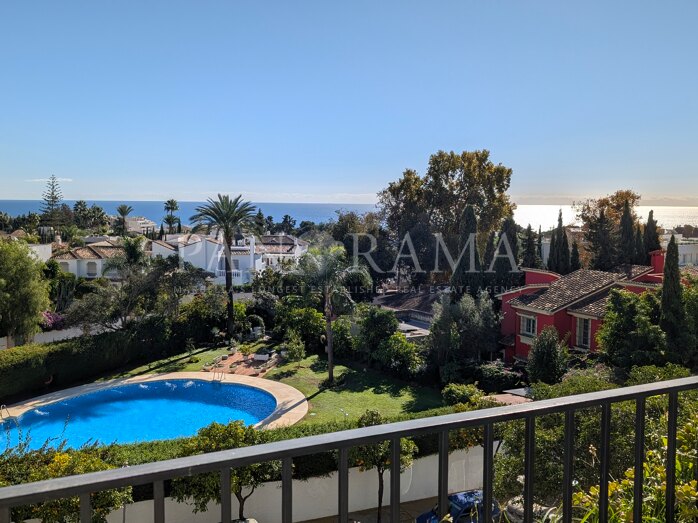 Encantador dúplex de 3 dormitorios con vistas al mar en el corazón de Marbella