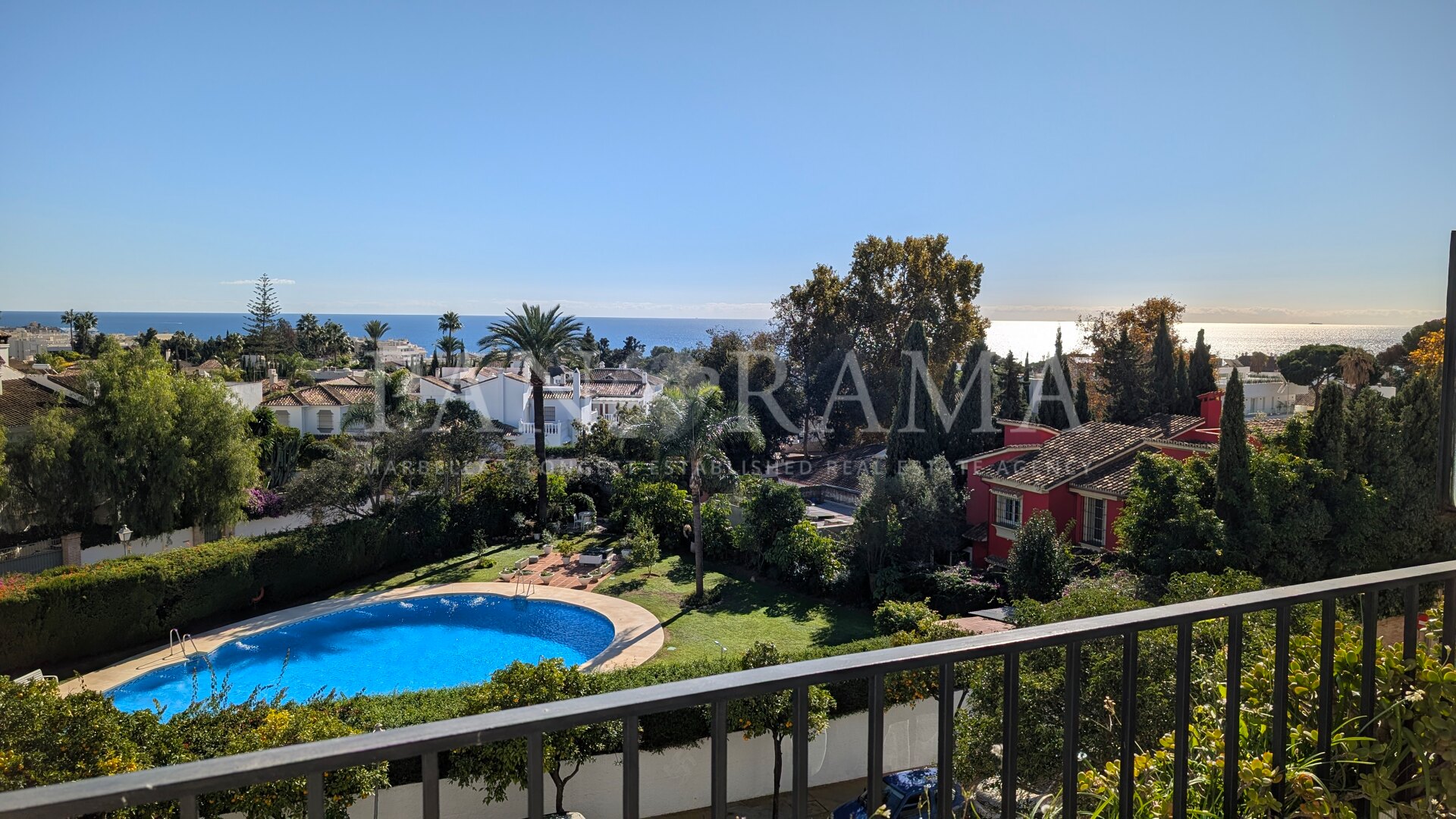 Encantador dúplex de 3 dormitorios con vistas al mar en el corazón de Marbella