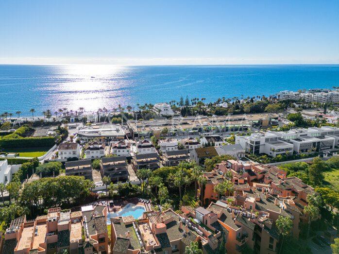 Spacious apartment in Oasis de Marbella, steps from amenities and the beach