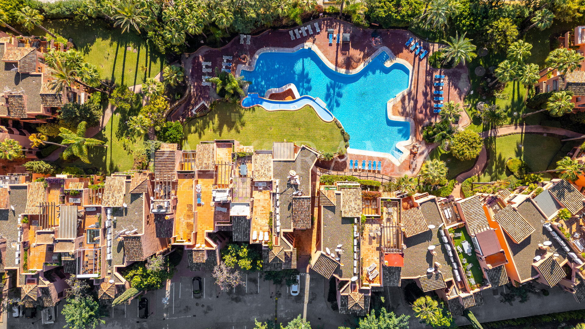 Spacious apartment in Oasis de Marbella, steps from amenities and the beach