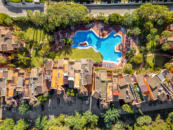 Ruim appartement in Oasis de Marbella, op steenworp afstand van voorzieningen en het strand