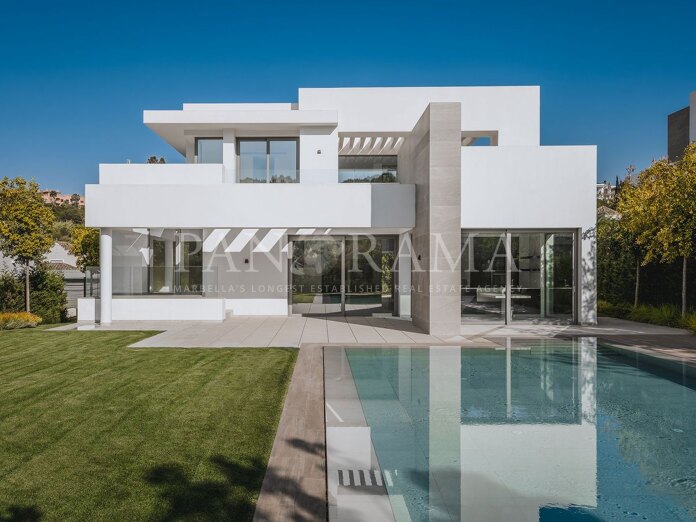 Moderne Villa mit 5 Schlafzimmern in El Paraíso, Estepona Ost