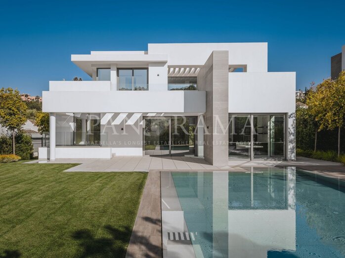 Modern 5-Bedroom villa in El Paraíso, in Estepona East