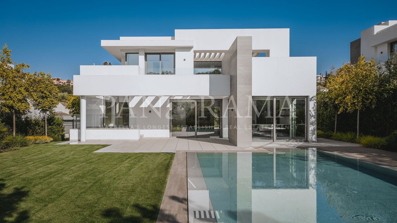 Modern 5-Bedroom villa in El Paraíso, in Estepona East