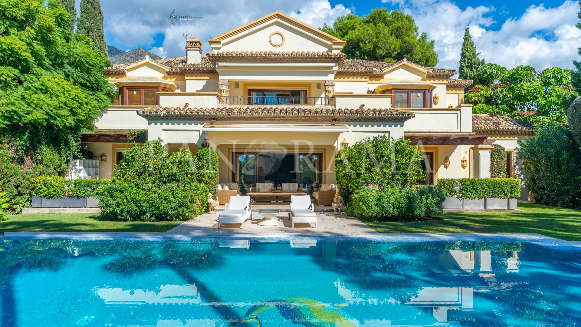 Elegante villa en Sierra Blanca con jardines maduros